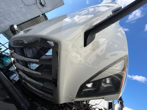 2021 FREIGHTLINER CASCADIA P4 126 COMPLETE HOOD (A17-20392-006) WITH OEM HEADLAMPS (A66-01405-004, A66-01405-005), SIDE PANLELS (17-20394-000, 17-20394-001), TOP PANEL (17-20393-000), GRILL (17-20801-006, A17-20832-017), MIRRORS (A22-77791-002, A22-77791-010, A17-20392-006, A22-77791-003, A22-77791-011) FOR SALE - SRT DIESEL ABBOTSFORD